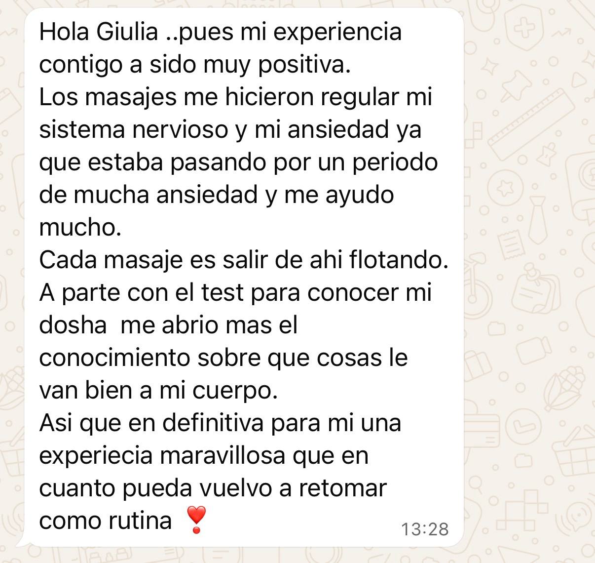 Mensaje de WhatsApp de Raquel sobre su experiencia con los masajes ayurvédicos y el test del dosha.